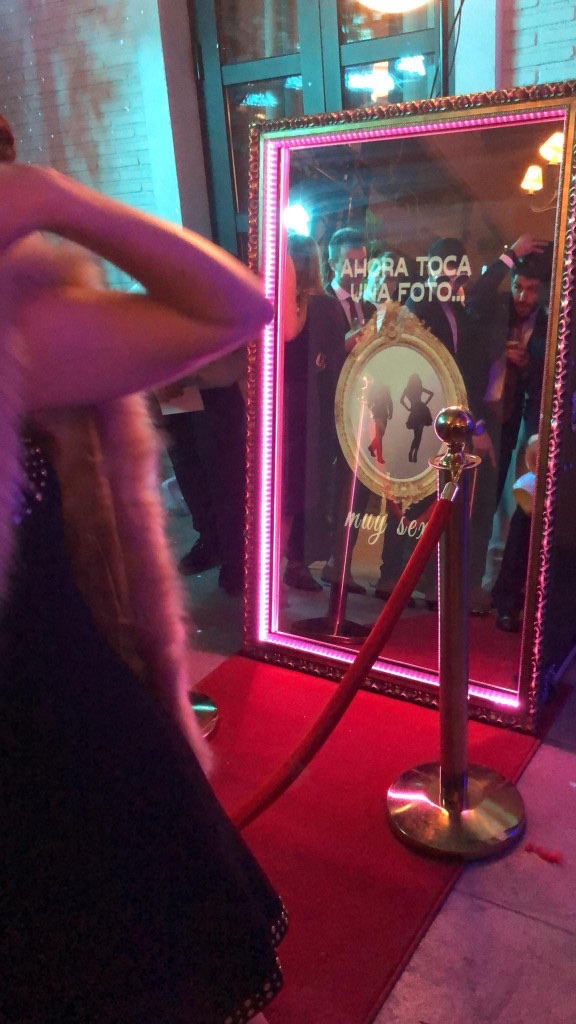 Invitados posando ante el espejo mágico en acción en un evento
